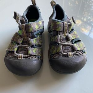 EUC Boys Keens size 6